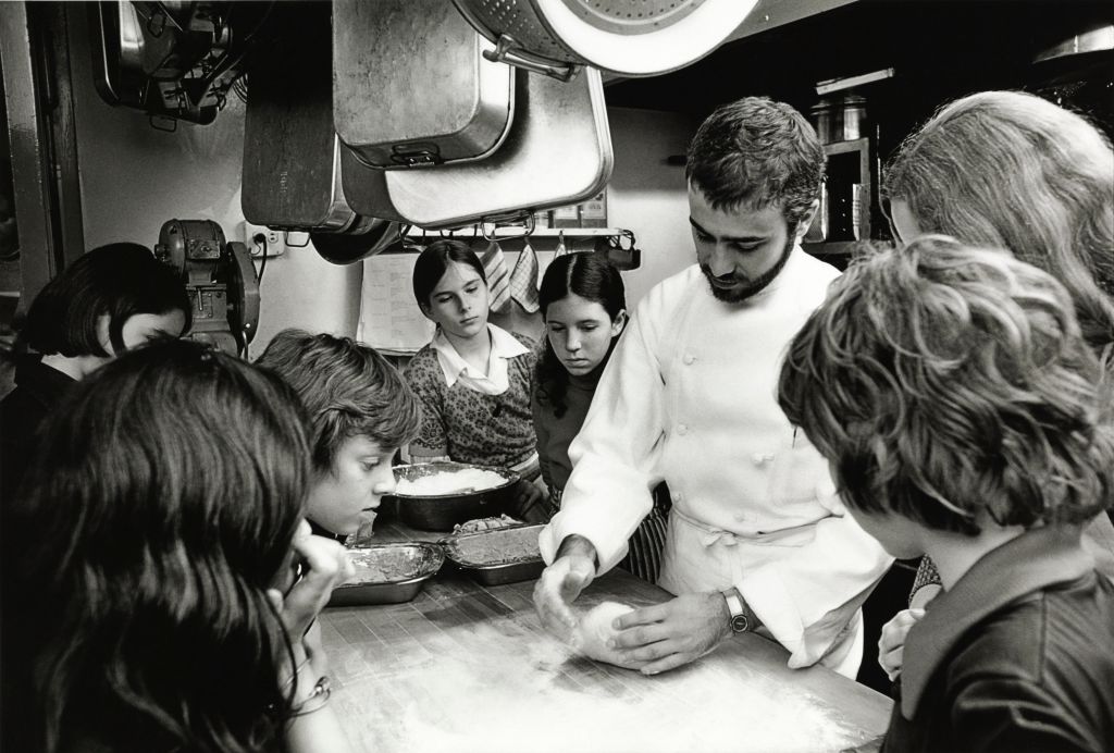 lombardi's legebdary pizza is located in new york