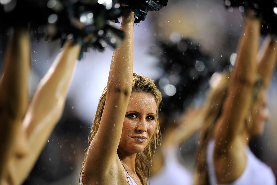 cheerleader-not-smiling-99624.jpg