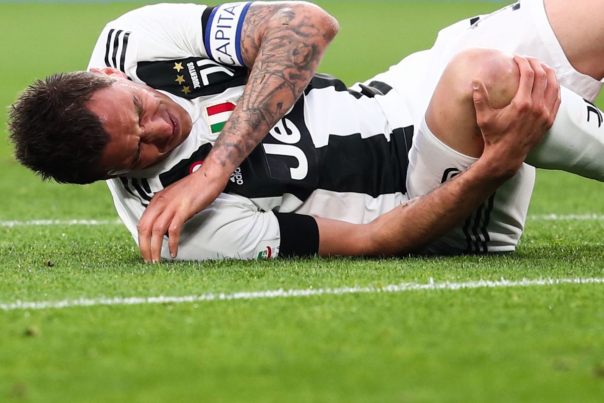 Mario Mandzukic holds his knee in pain fear of kneeling Genuphobia