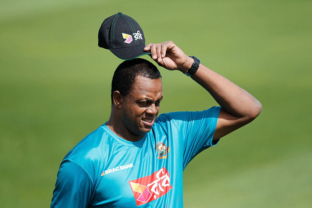 courtney walsh is one of the most decorated cricket bowlers in history
