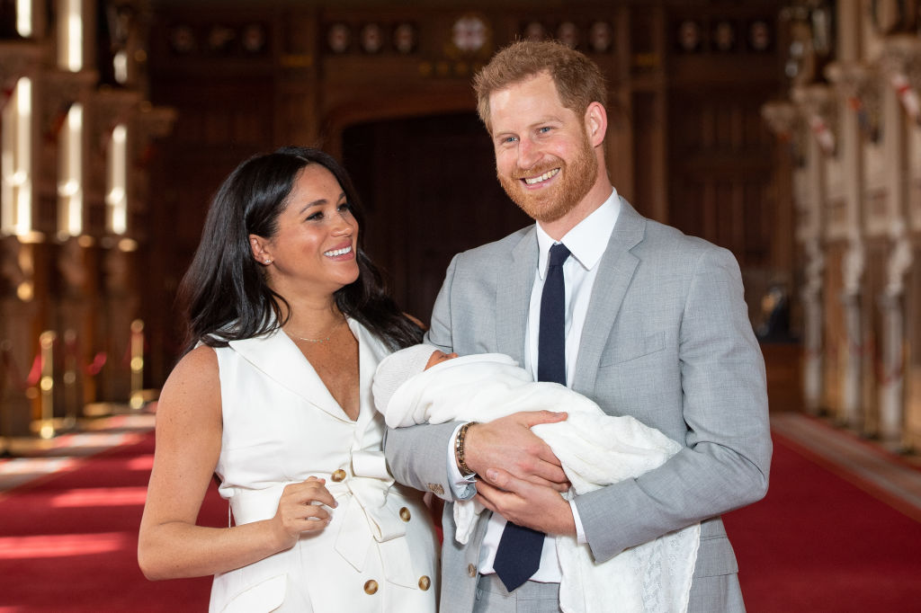 GettyImages-1142167987 Prince Harry, Duke of Sussex and Meghan, Duchess of Sussex, pose with their newborn son Archie Harrison Mountbatten-Windsor