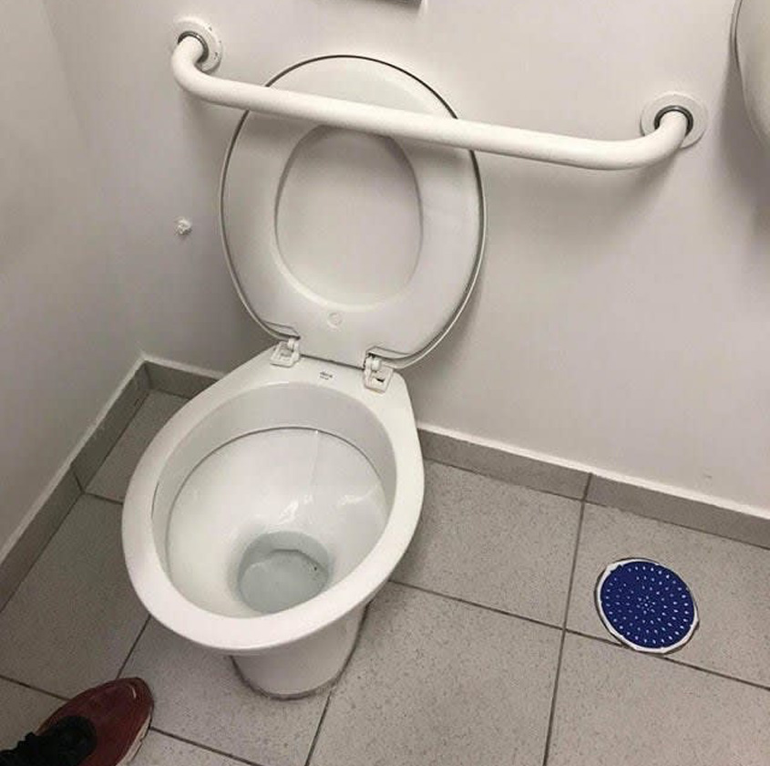 toilet lid that doesn't go down in this bedroom 