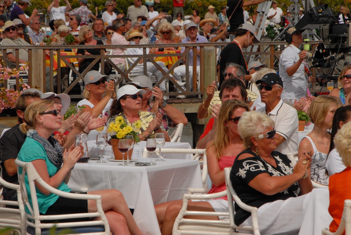 tourists giving applause