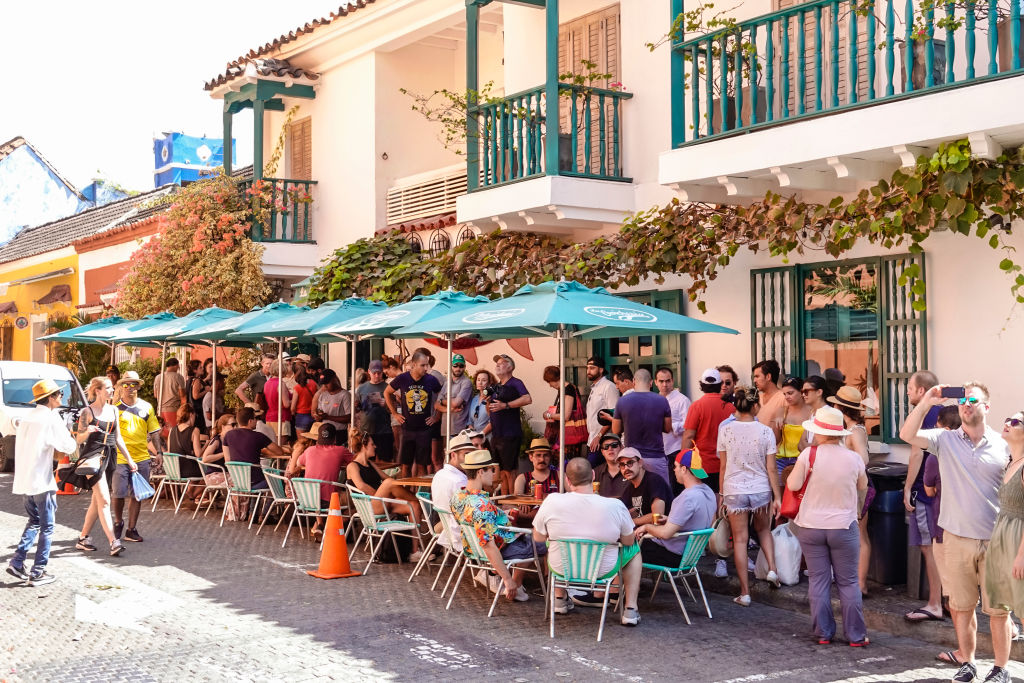 A crowded restaurant is overrun with patrons outside