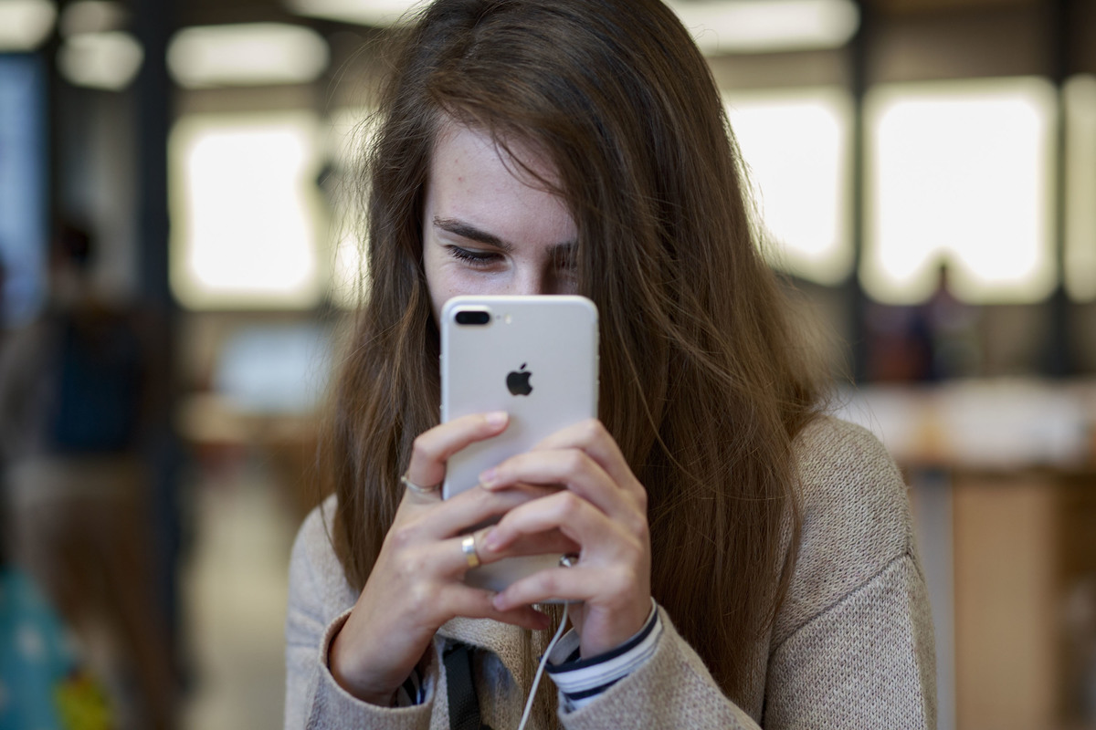 A customer takes a selfie with a new iPhone 7.