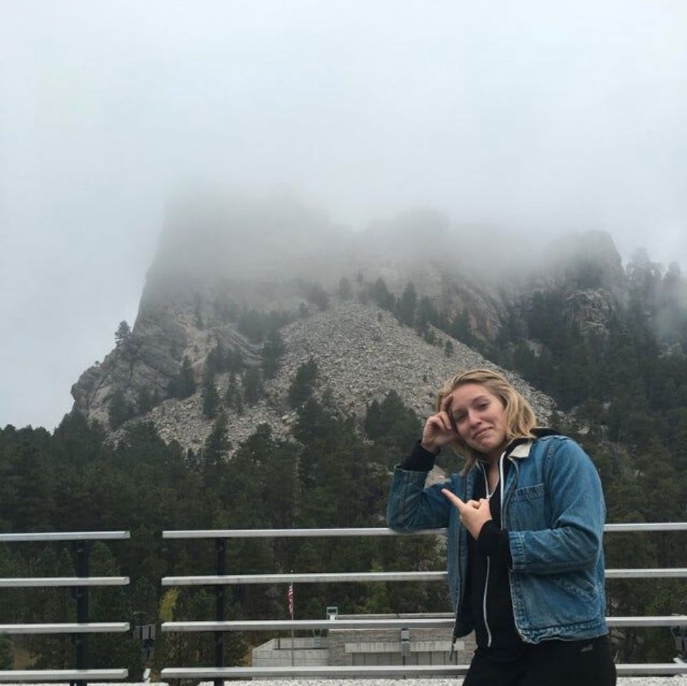 girl visiting mount rushmore can't see heads due to fog