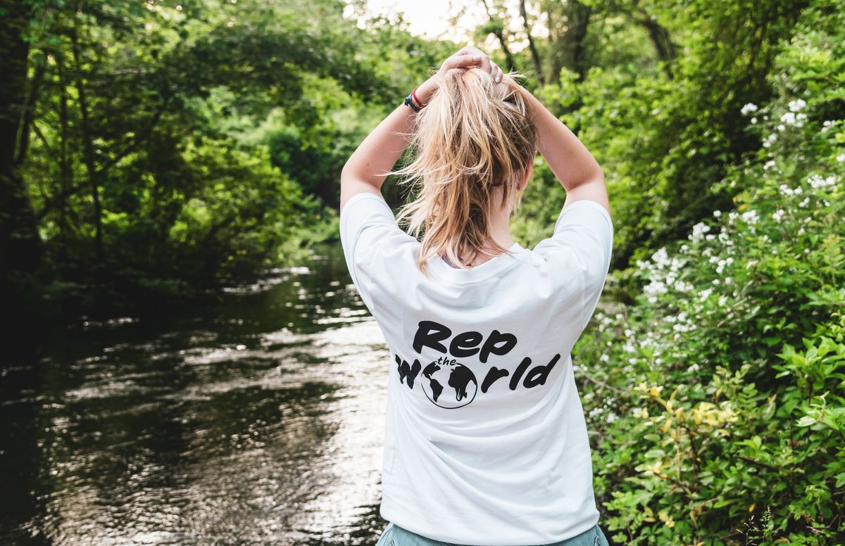 girl putting hair into ponytail