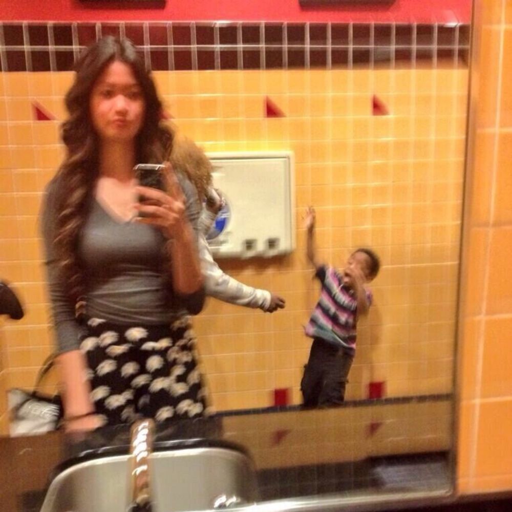 background distractionin the mirror selfie