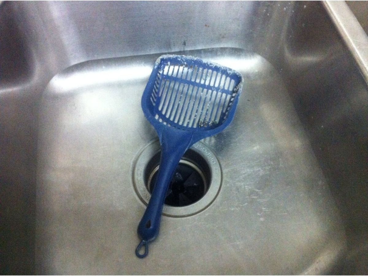 litter box scoop in the sink
