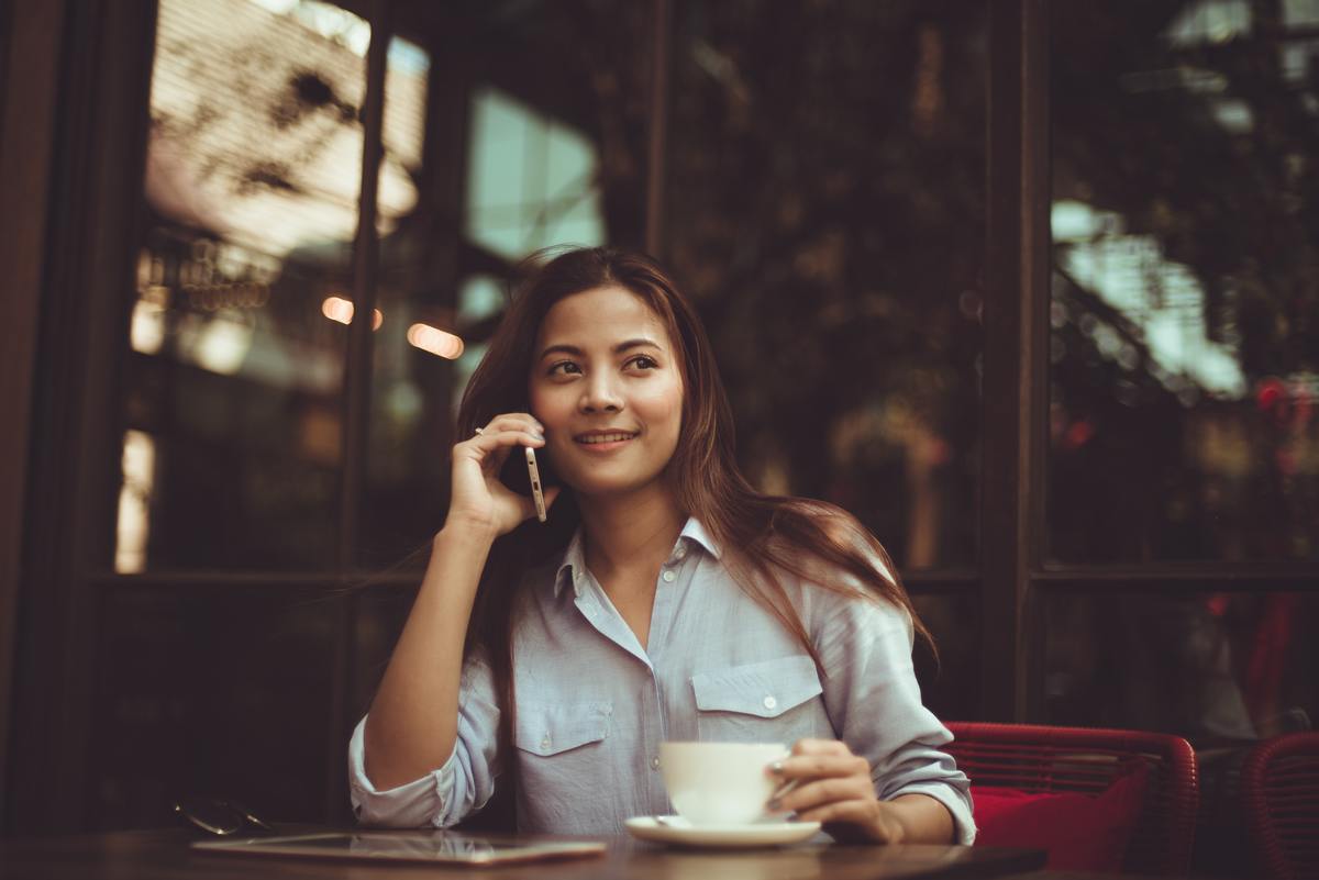 woman calling person on the phone