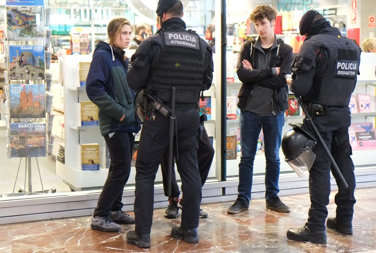 police officer speaking to teenagers