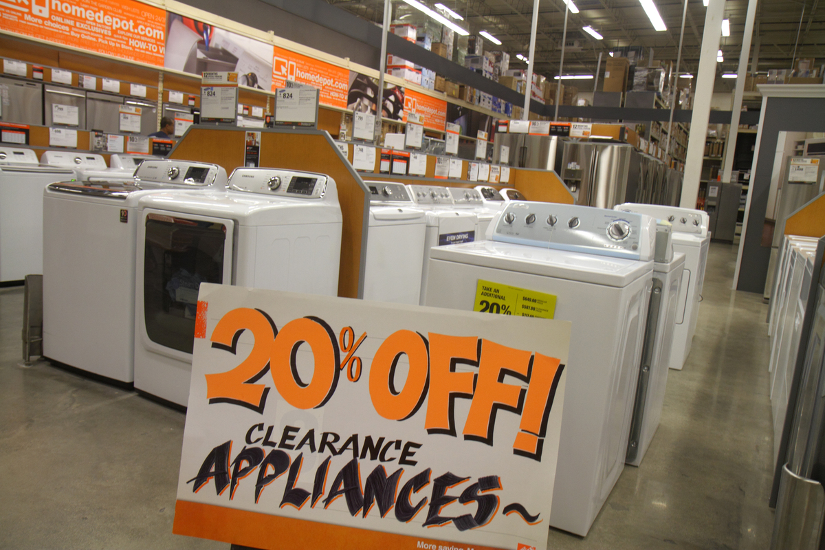 A sign states that appliances are 20% off in Home Depot.