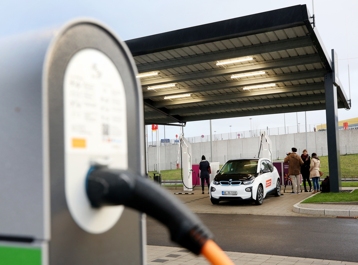 Electricity filling station also supplies itself via solar roof