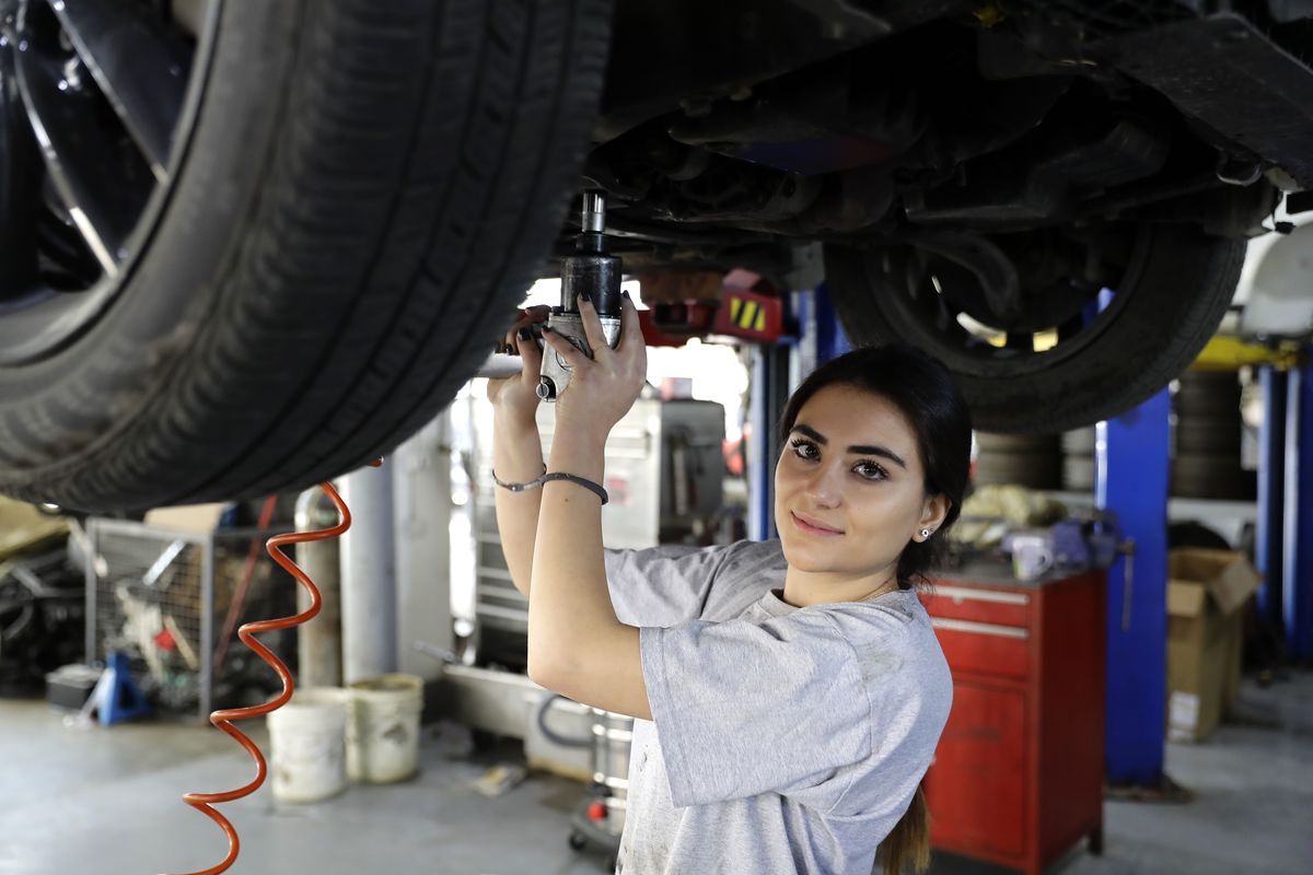 LEBANON-WOMEN-MECHANIC