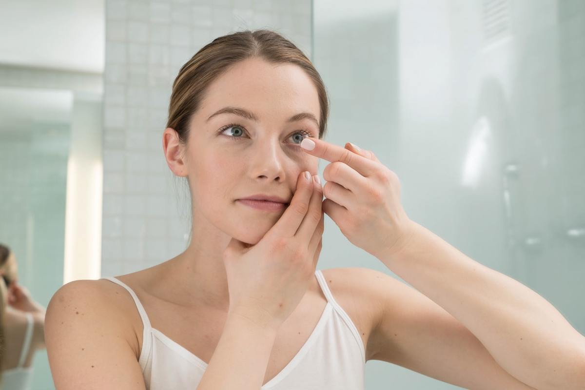 woman wearing contacts