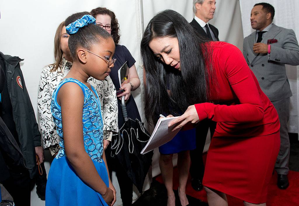 michelle kwan gives an autograph