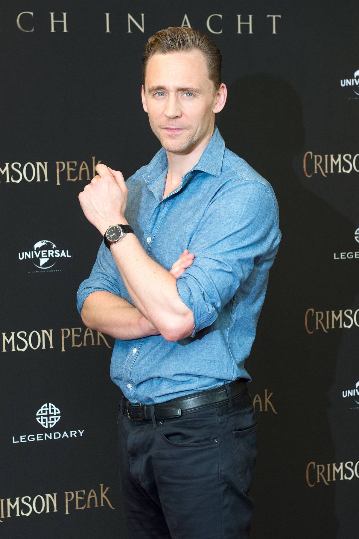 tom hiddleston with sleeves rolled up
