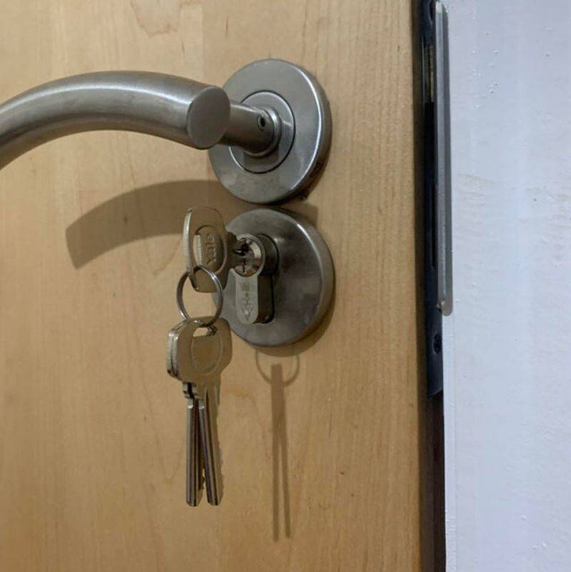 keys look like a person holding on