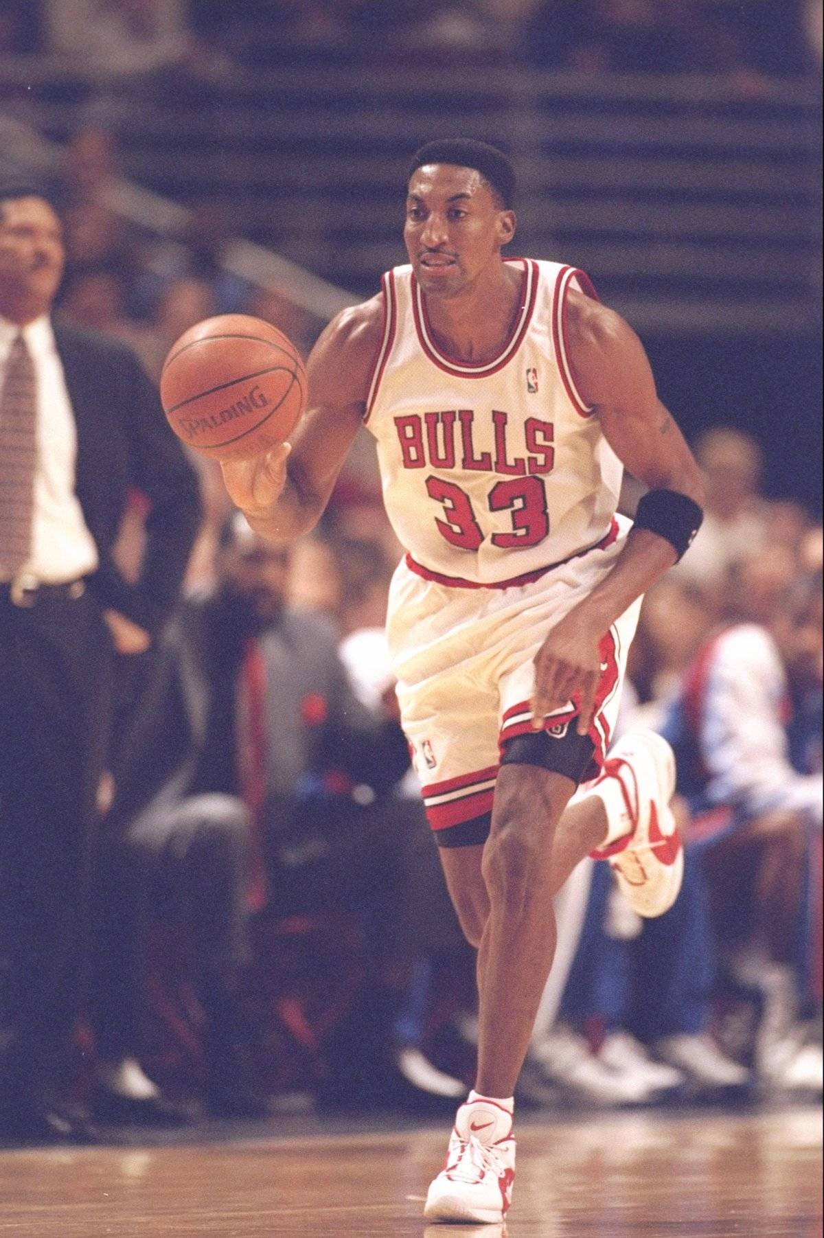 scottie pippen playing for the chicago bulls