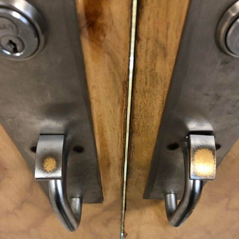 the difference between the left and right handed doorknob