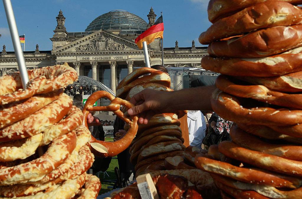 A man sells pretzels in front of the Reichstag in Germany