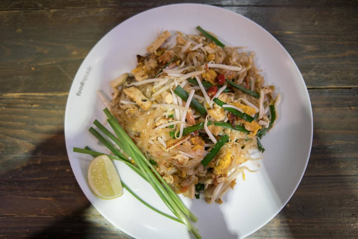plate of pad thai