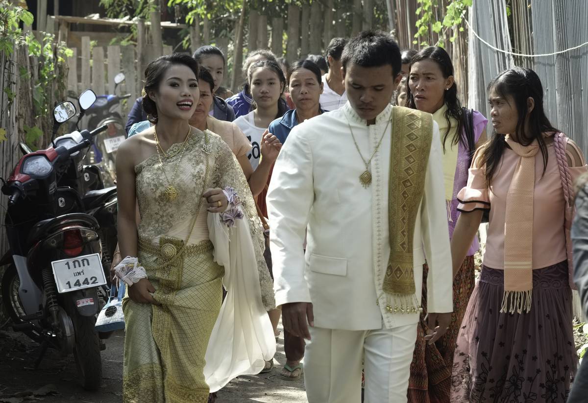 bride and groom in thai wedding