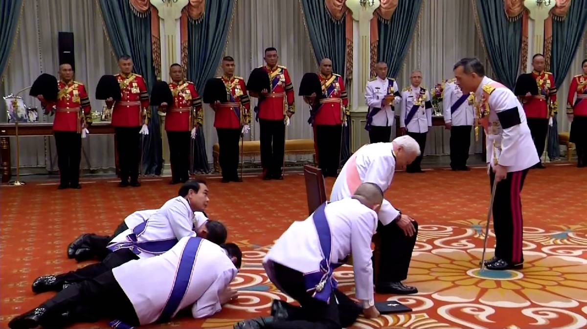 Thai Prime Minister Prayuth Chan-Ocha (middle L) and Privy Council President General Prem Tinsulanonda (C, pink sash) prostrating themselves in front of newly appointed Thai King Maha Vajiralongkorn as he accepts the position as monarch after the death of his late father King Bhumibol Adulyadej in Bangkok