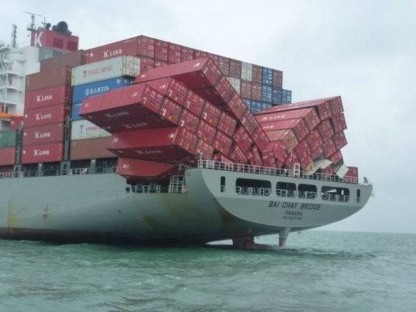 shipping containers falling on boat