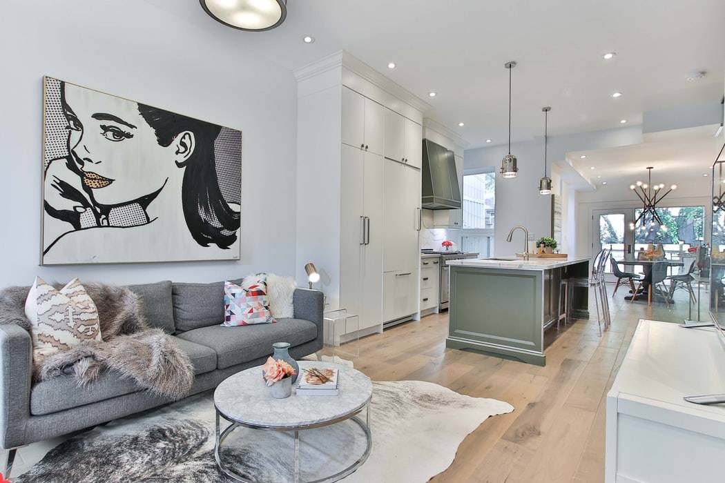 photo-1565183997392-2f6f122e5912