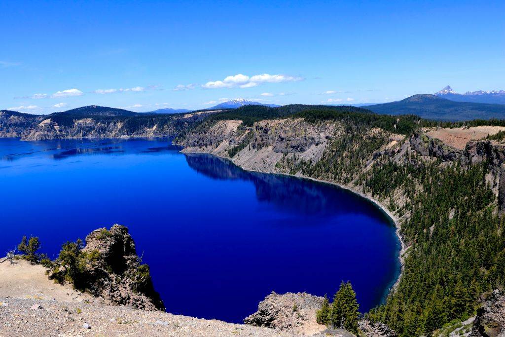a blue lake near the cascade mountains of three sisters loop in oregon