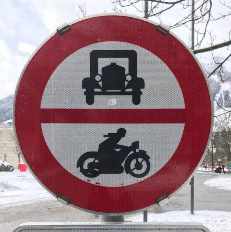 a sign telling you that cars and motorcycles can't drive