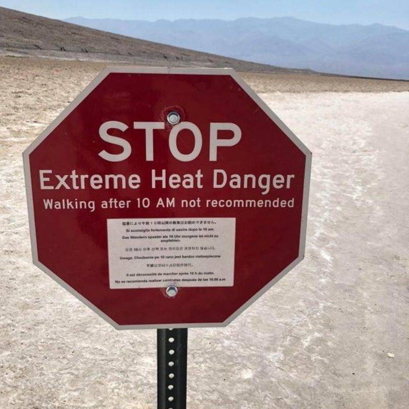 a sign warning you of extreme heat