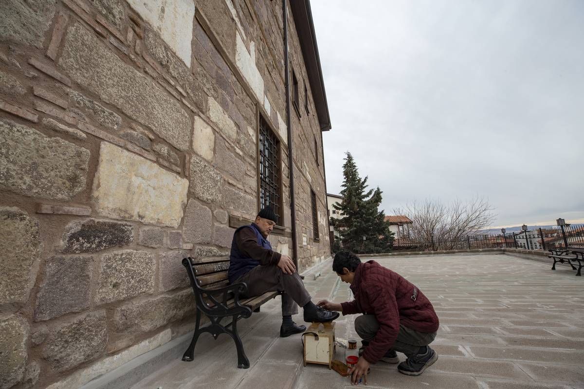 shoeshine boy in ankara turkey