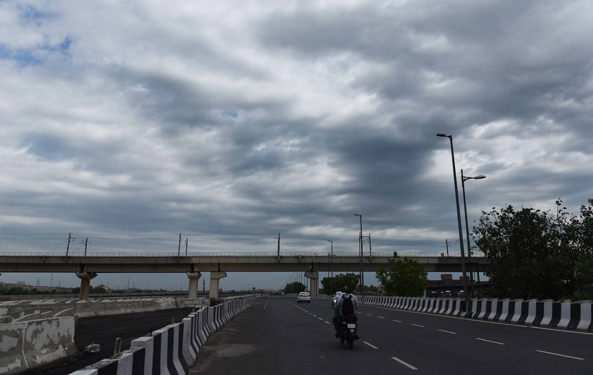 A cloudy sky hovers over a highway in India.