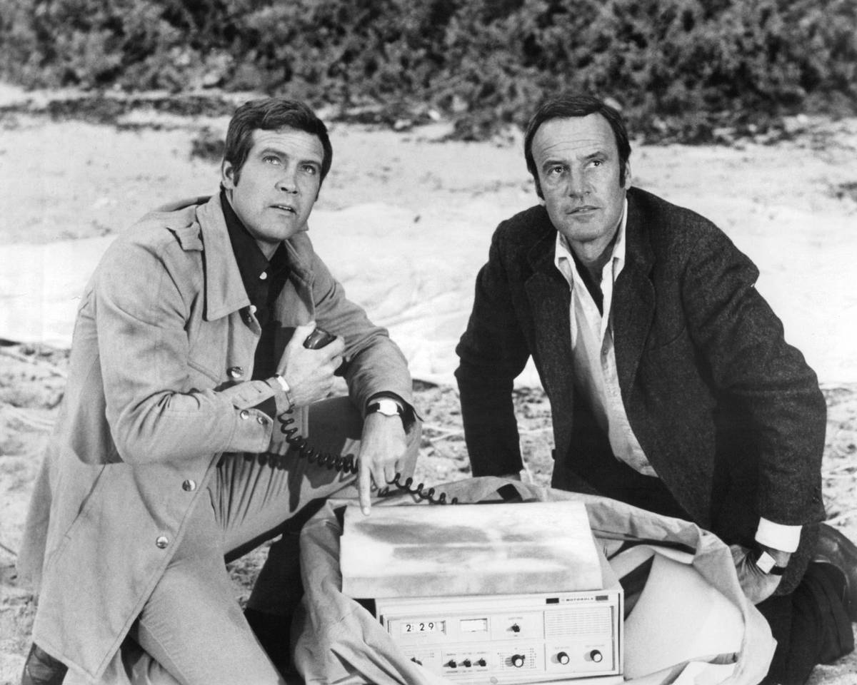 American actors Lee Majors (left) as Steve Austin and Richard Anderson as Oscar Goldman in the TV series 'The Six Million Dollar Man', circa 1975.