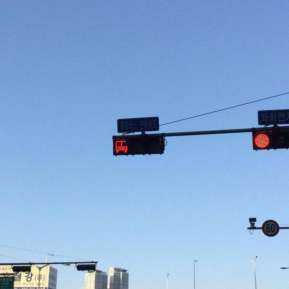 a set of stop lights just for the bus
