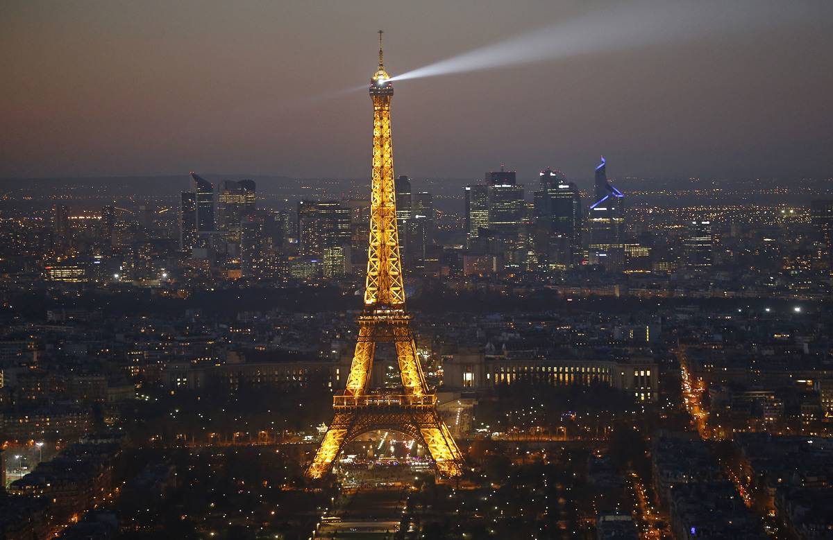 eiffel tower lit up at night