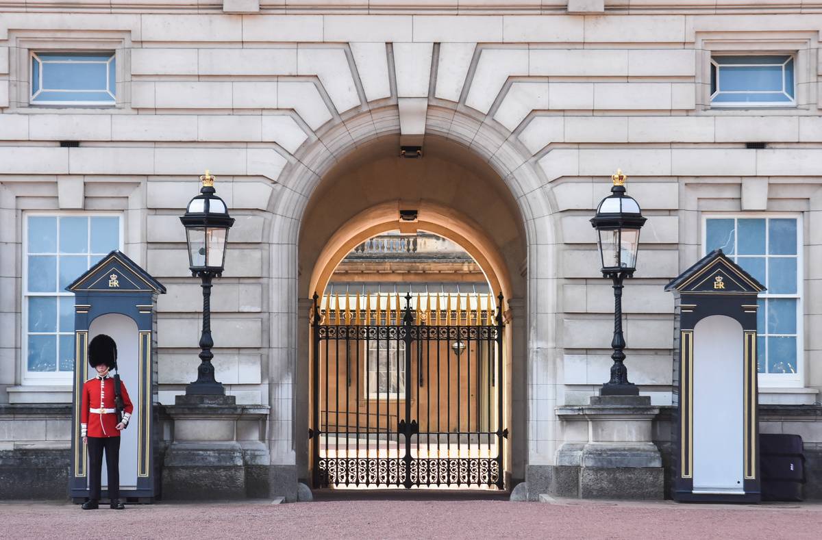 guard standing watch outside buckingham palace