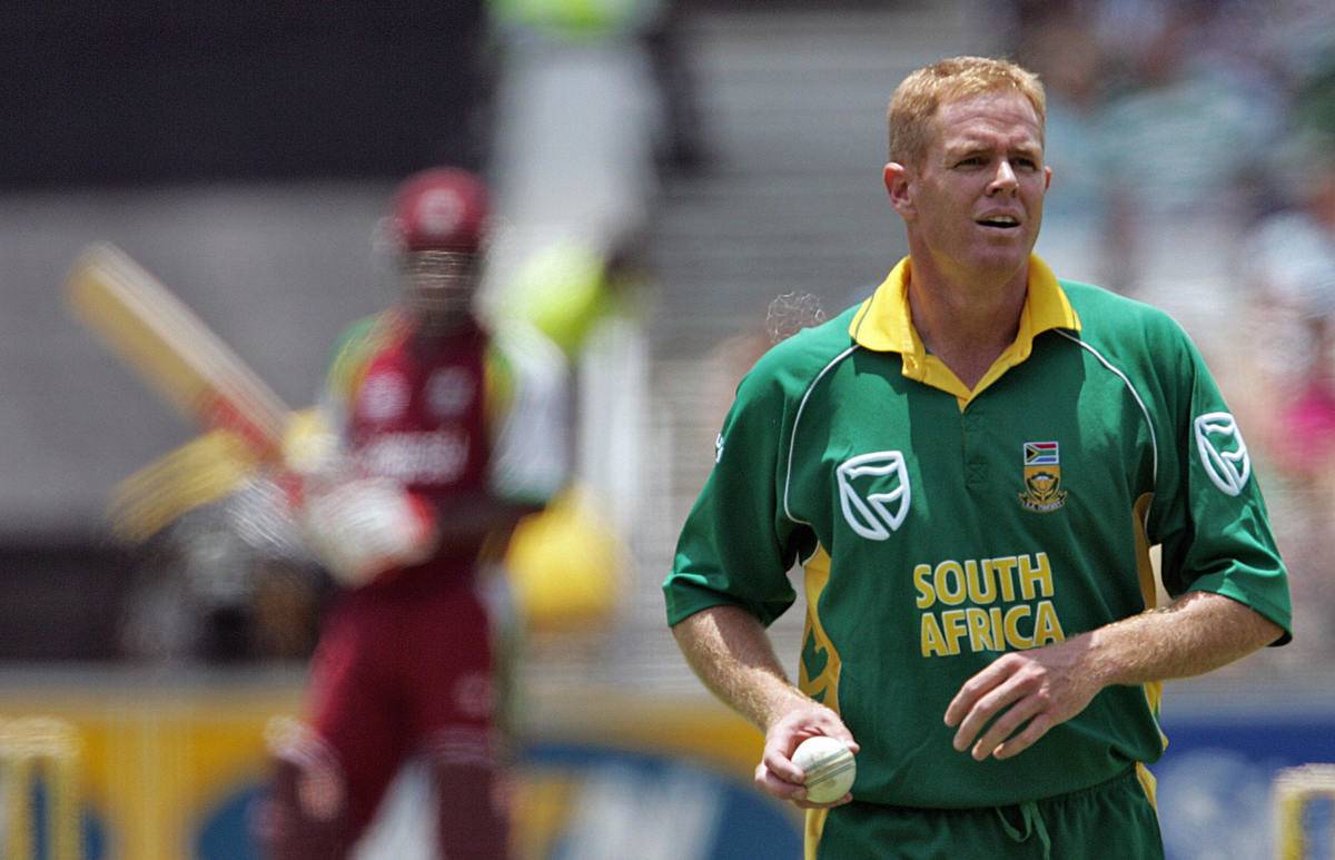 Shaun Pollock prepares to bowl for his last delivery.