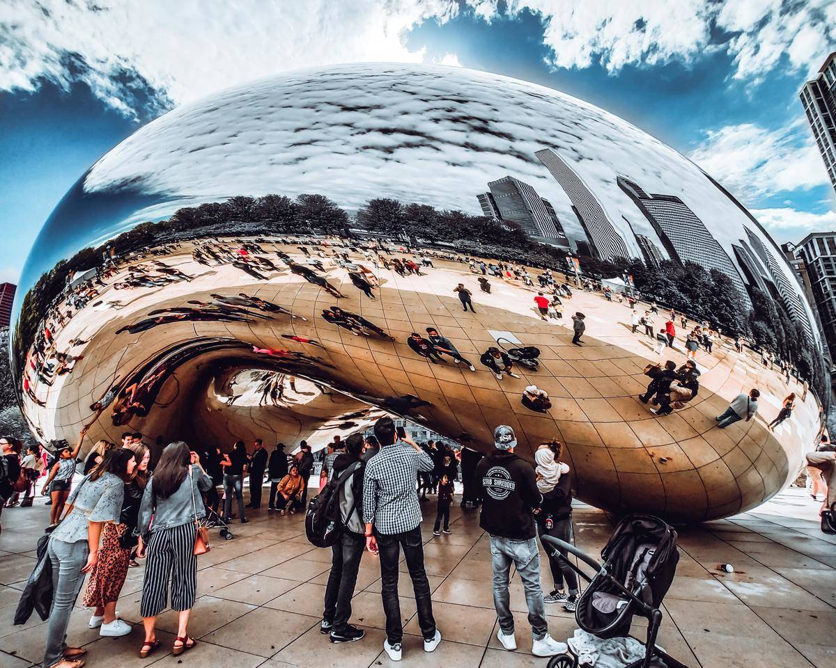 people in front of chicago cloud gate bean