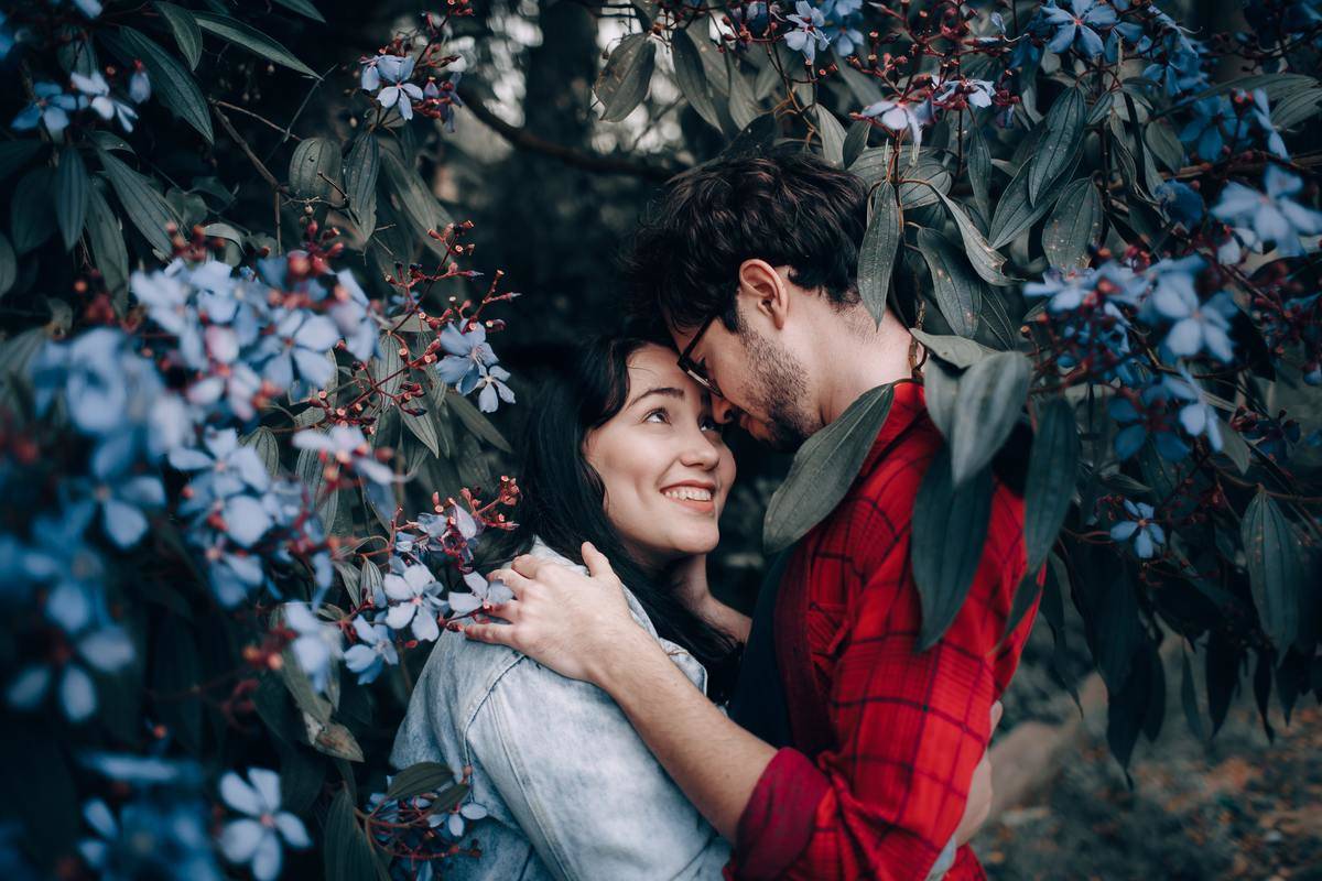 couple kissing around the flowers
