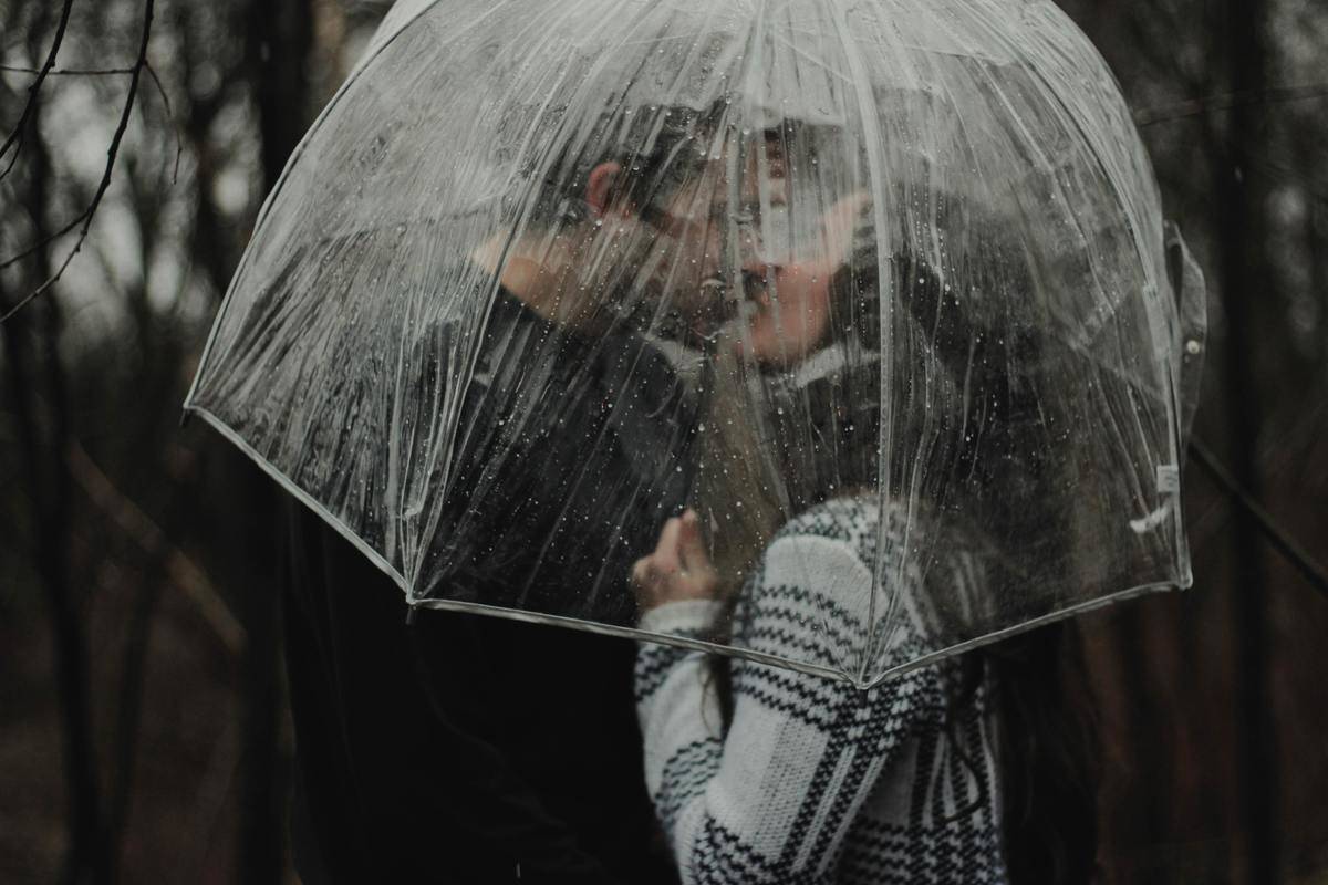 couple kissing in the rain