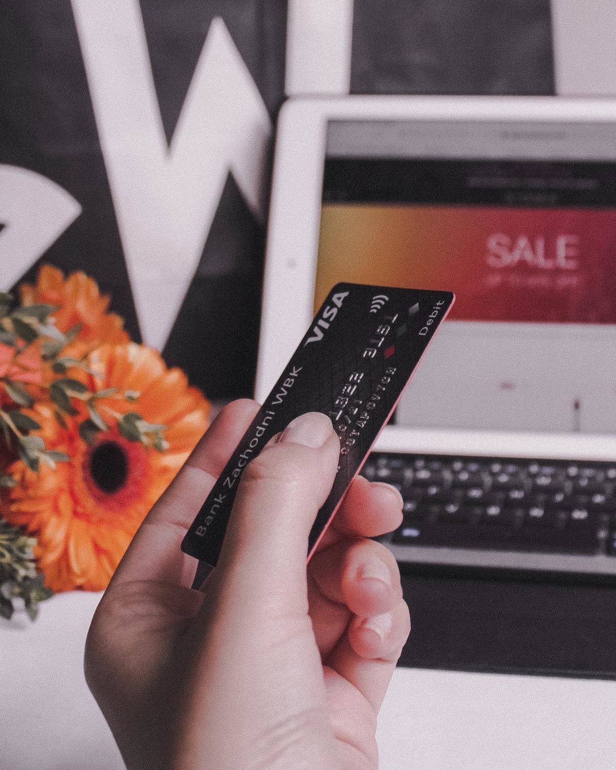 person holding visa credit card