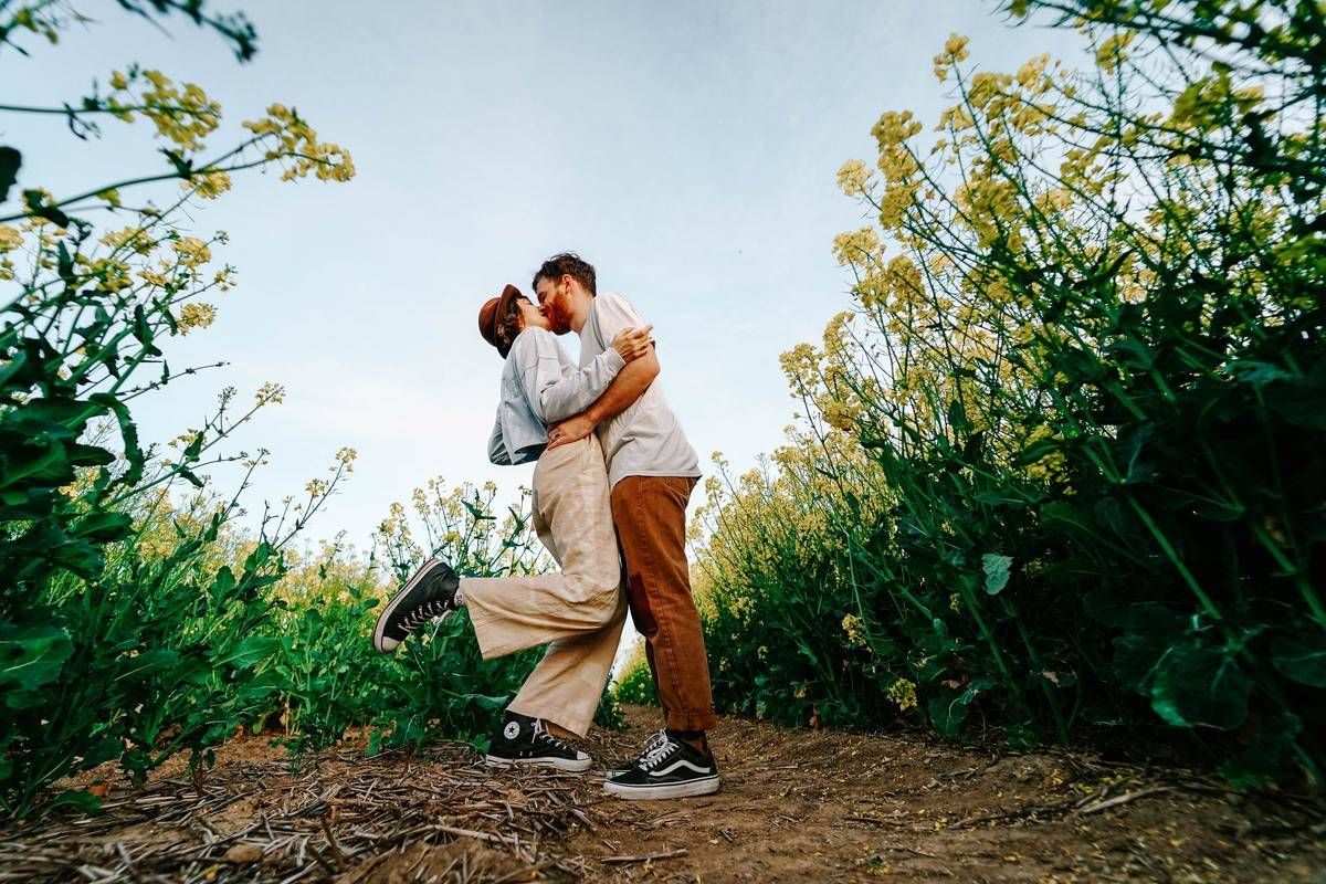 couple kissing in a field