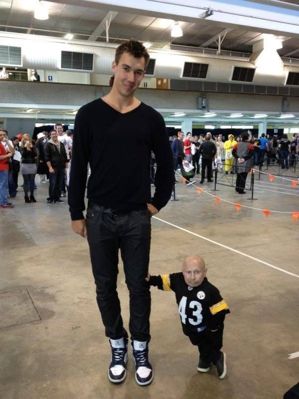 vern troyer poses beside very tall young man