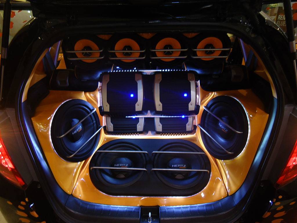 1024px-Car_Audio_System_Fitted_in_Honda_Jazz