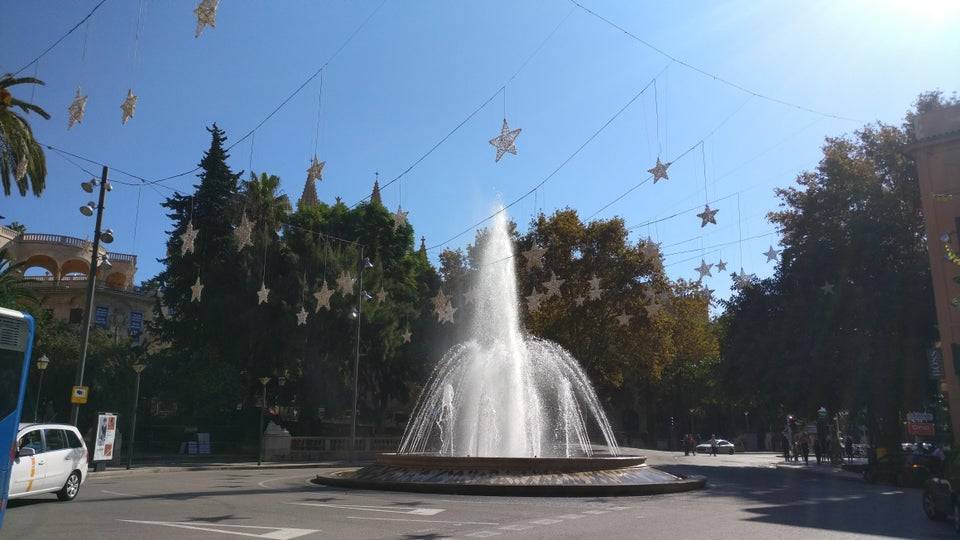 fountain touching christmas lights