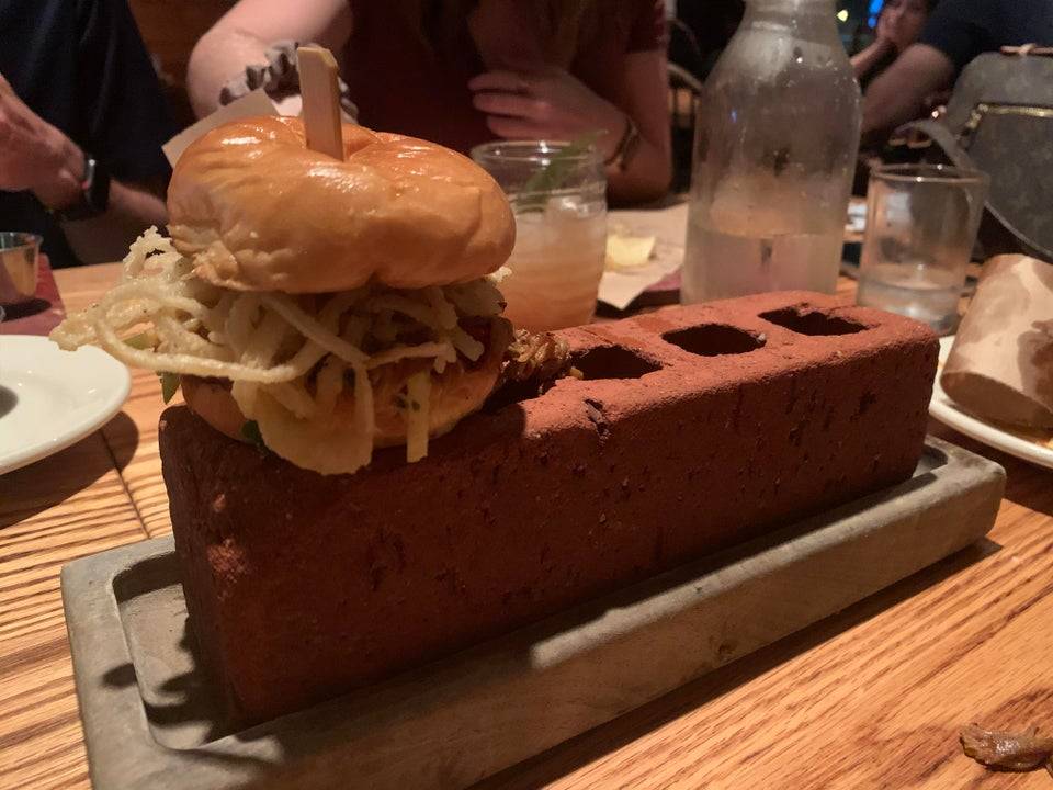 bruger served on brick