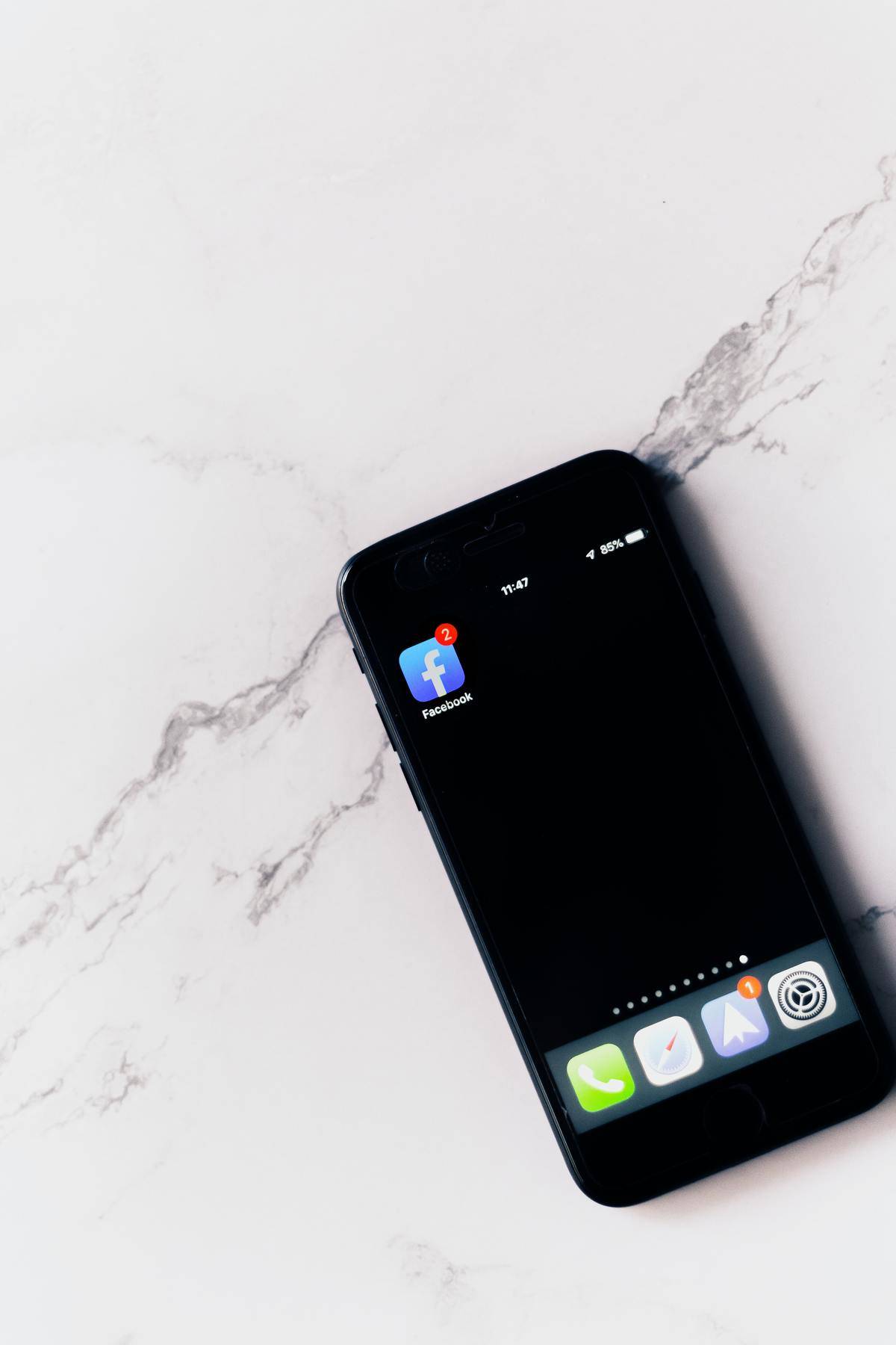 someone's phone is showing they have notifications on their Facebook app 